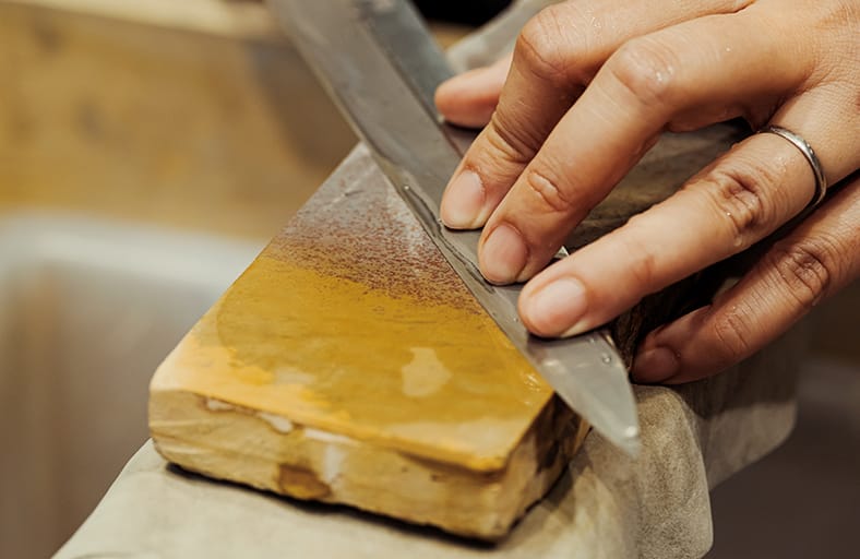 古くから採掘されてきた京都・亀岡の「天然砥石」をプロたちが「すごい
