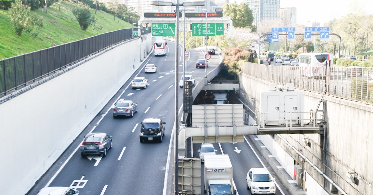 事故が起きたのは上り線なのに、下り線でも渋滞が発生する意外な理由…人や物の流れを支える首都高会社「交通管制室」の24時間（川辺 謙一） | マネー現代 | 講談社