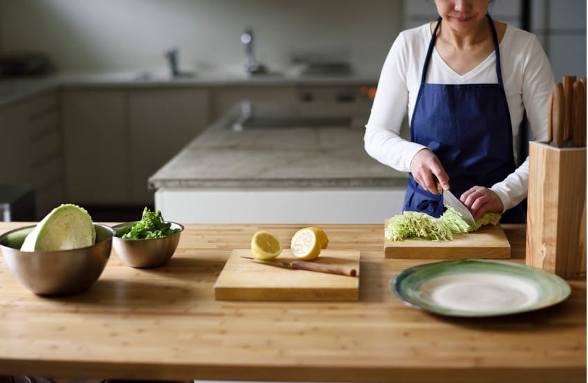 料理家・有元葉子が追求した「究極のまな板」…材質で「全然違う」理由