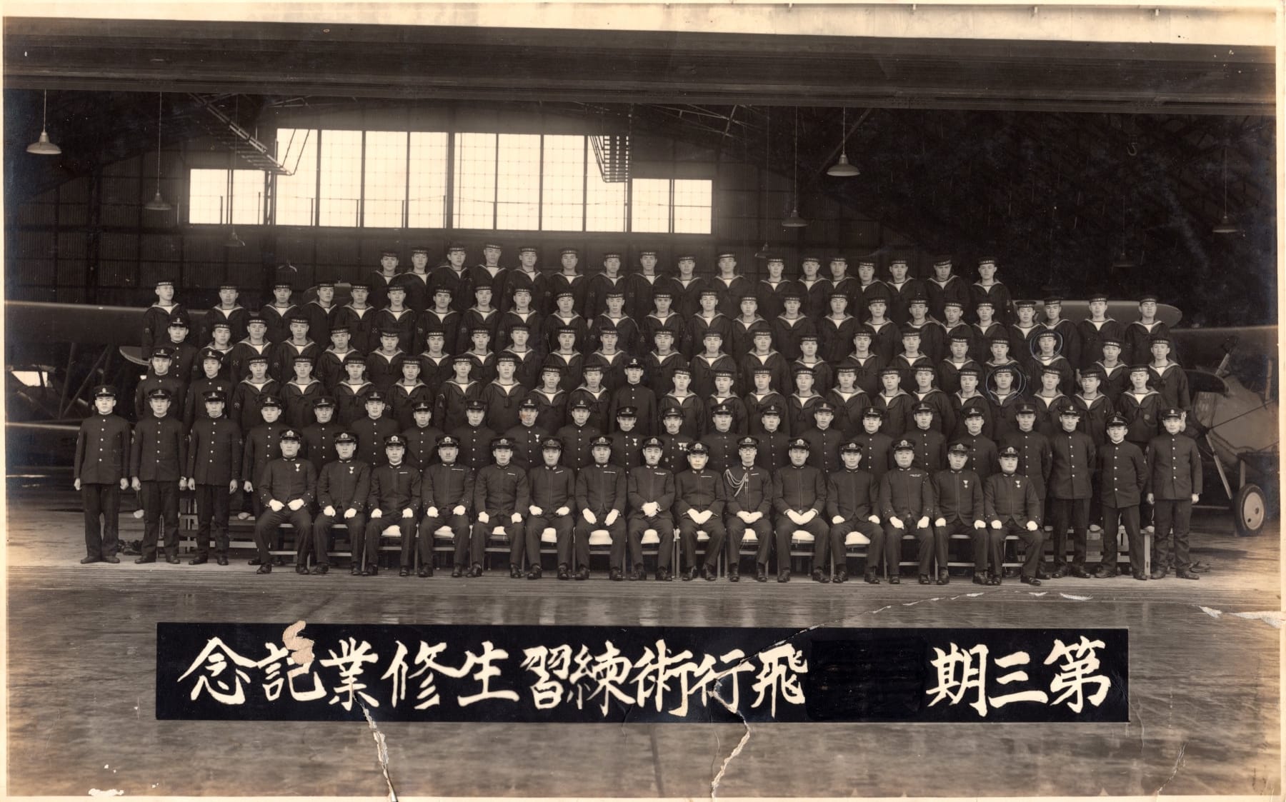 出撃前に部下に「卒業成績」がばれる…「日本海軍の集合写真」に隠され
