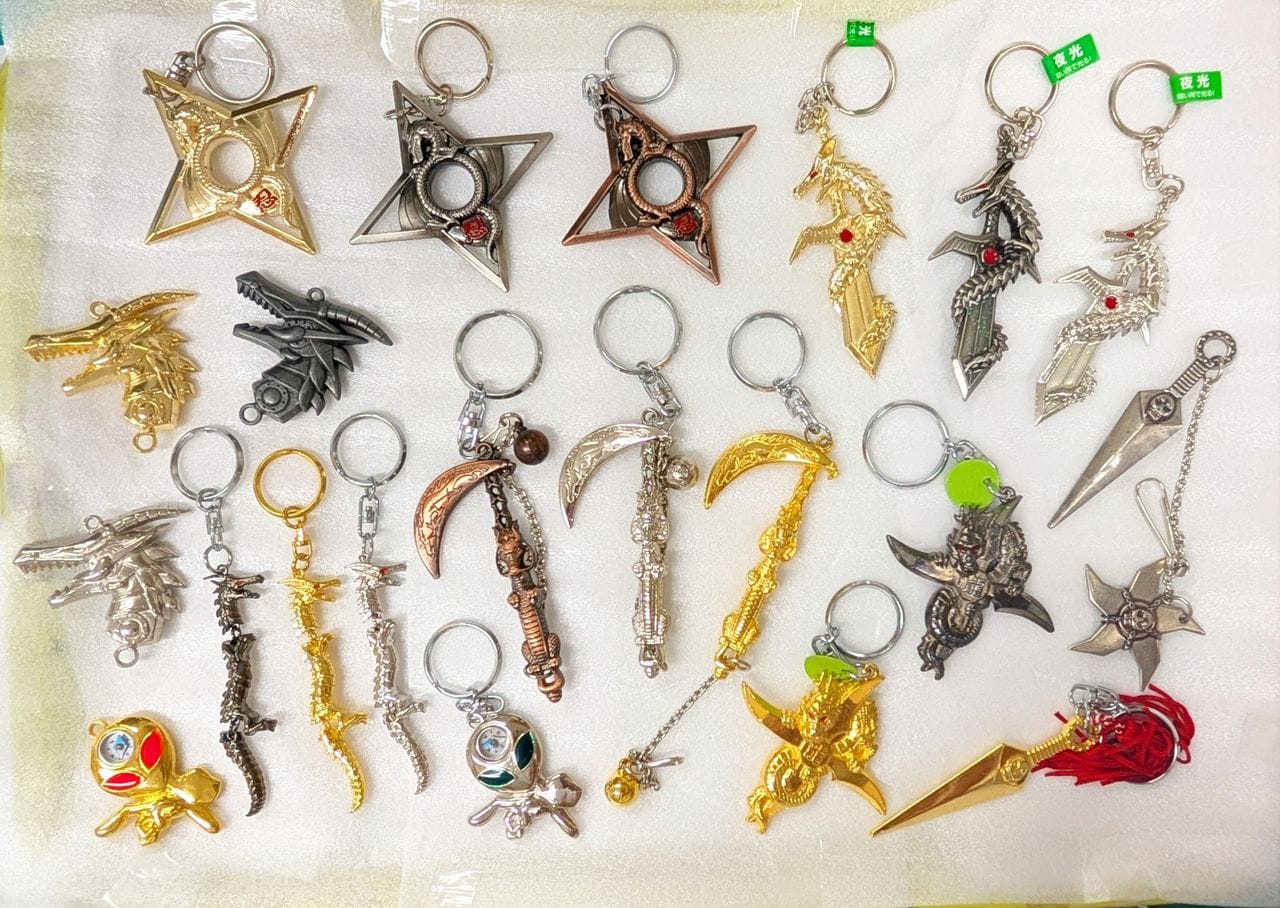 ドラゴンのキーホルダー 観光地にある「剣にドラゴンが巻き付いたキーホルダー」…その「圧倒的