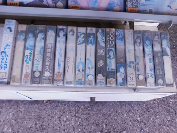 顧客戦略　リピート客ファン客信者客の作り方　■VHSビデオテープ 写真】令和に「成人向けVHSビデオテープ」を見る男たち…愛知県の住宅街