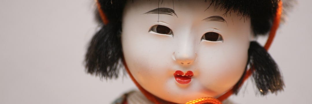 話題の怪異ハンターが語る恐ろしい話…骨董屋から「日本人形」を