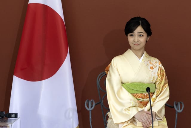 写真】天皇が「御用邸の散策中」に身につけていた「グリーンの