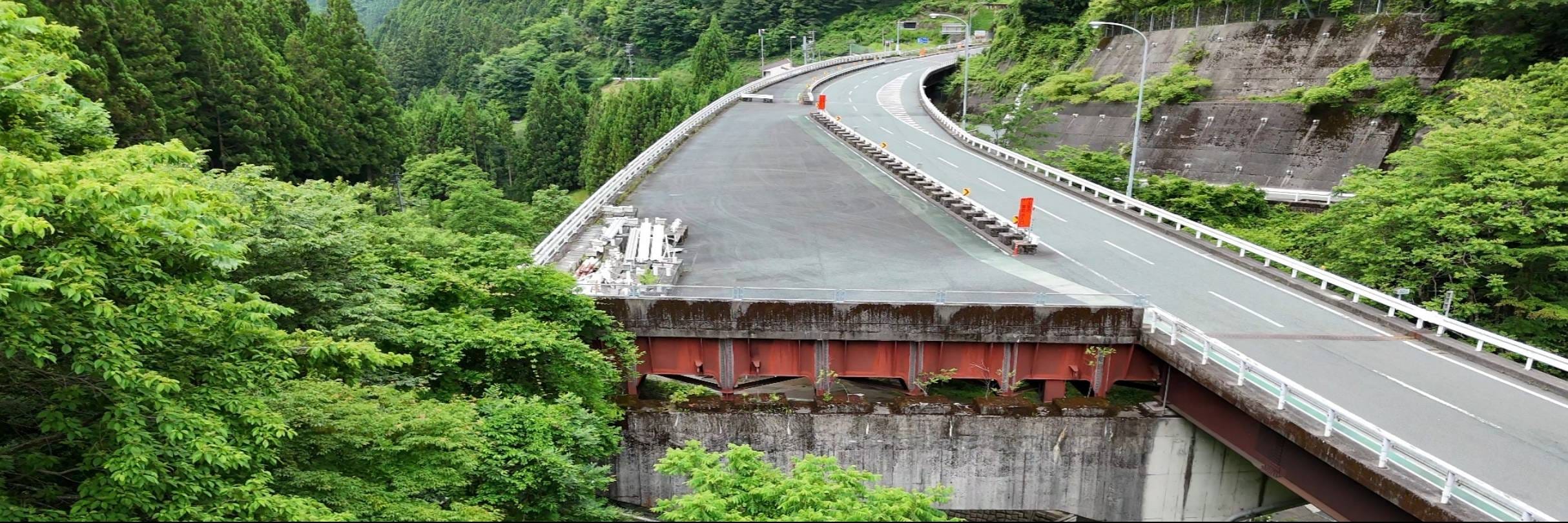 180億円の税金で建設！無人地帯にある「4車線の高速道路」の廃墟（もへ