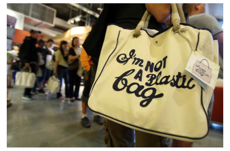 む*く様 アニヤハインドマーチ I'm NOT A Plastic Bag エコ 社会現象にもなったエコバッグ「I'm NOT A Plastic Bag」の現在（佐藤
