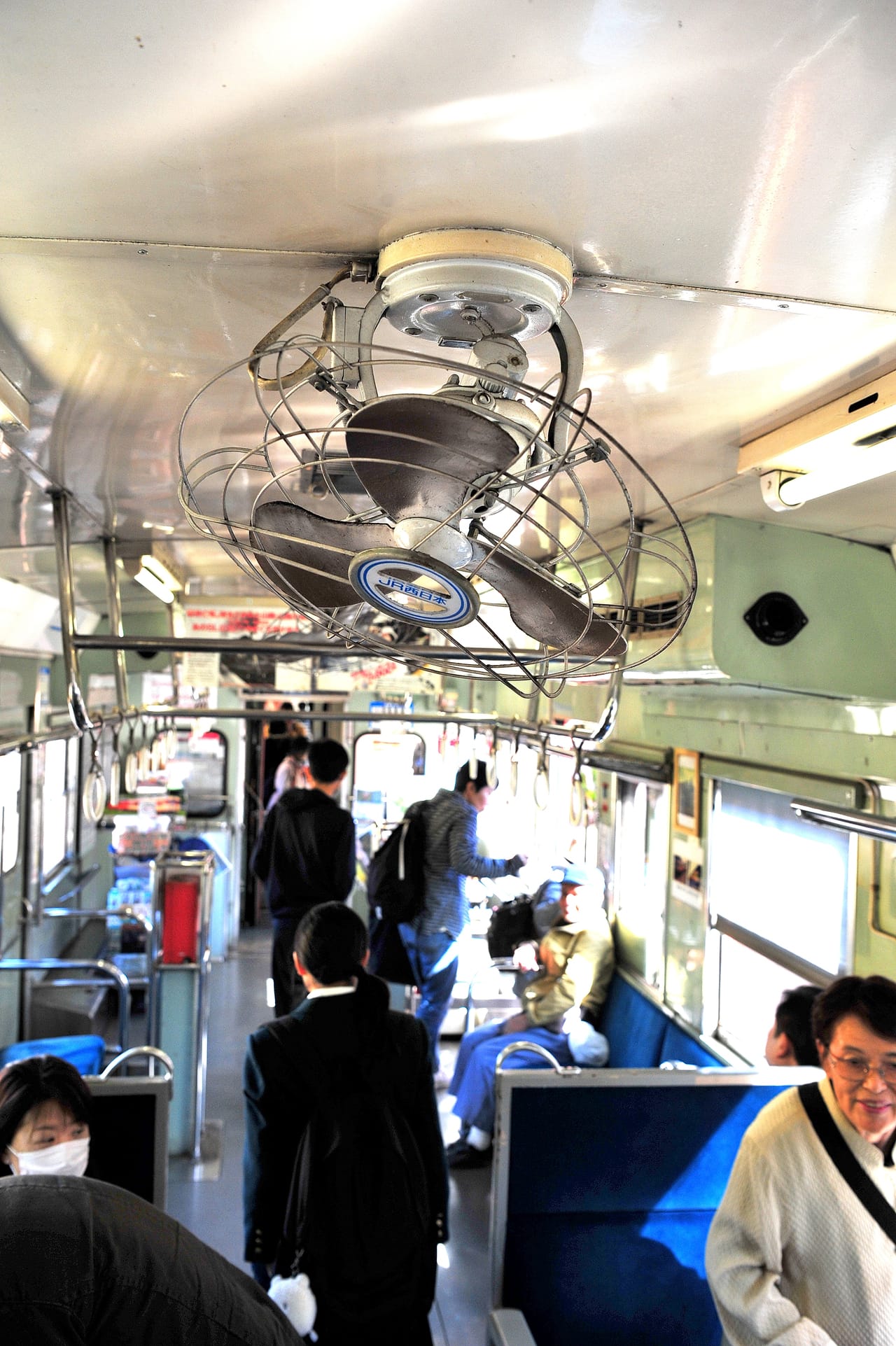 あの頃に戻りたい！懐かしすぎる鉄道の風景…天井につけられた扇風機